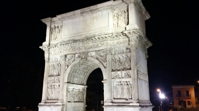 Benevento, venditore di rose picchiato e derubato all'Arco di Traiano - NTR24