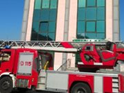 Ponticelli, gatto bloccato su un cornicione del palazzo Ifinvest: intervengono i pompieri