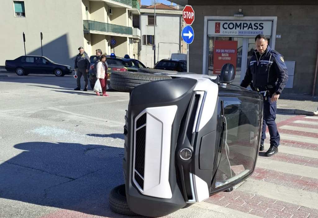 Benevento, scontro tra un'auto e una minicar che si ribalta su un lato ...