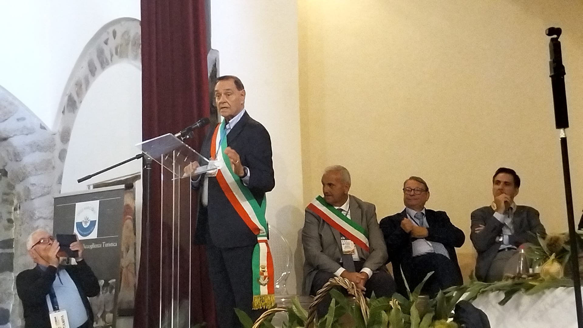 Il sindaco Mastella riceve 'La Castagna d'oro': "Aree interne e battaglia  contro spopolamento dei borghi la priorità" - NTR24.TV - News su cronaca,  politica, economia, sport, cultura nel Sannio